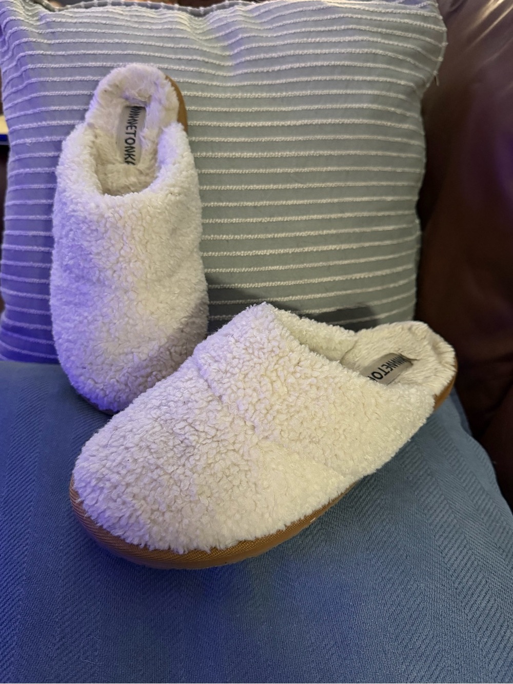 Minnetonka Women’s Cream Faux-Shearling Slip-On Slippers, Sz 10